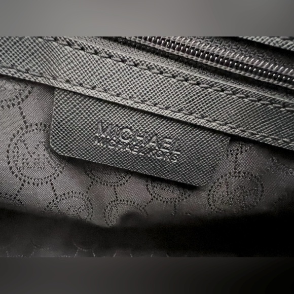 Michael Kors Medium Selma in Black with gold hardware - Picture 13 of 14